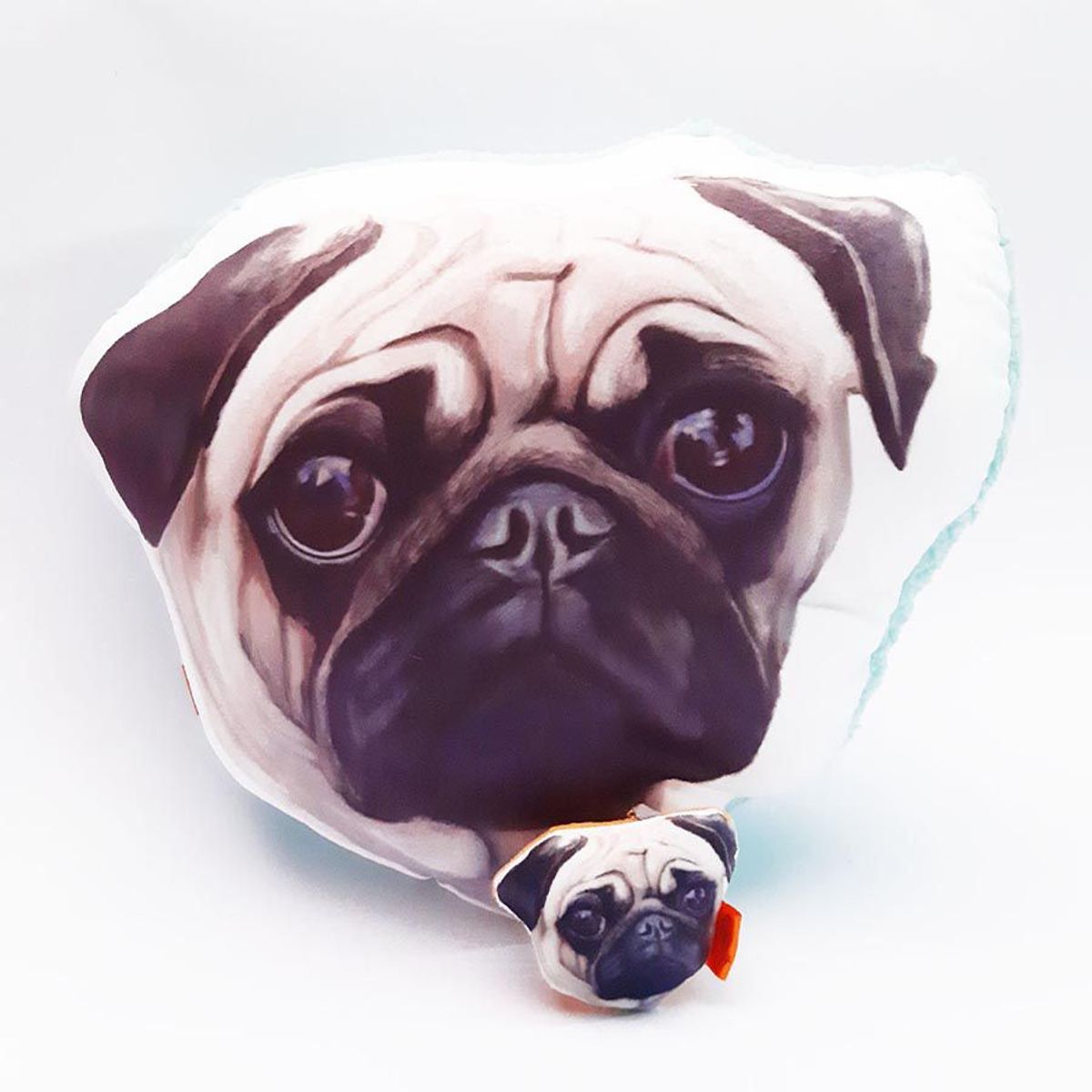 QALA DISEÑO - Pack Almohada y Llavero - Qala Diseño - Perro Pug Carlino