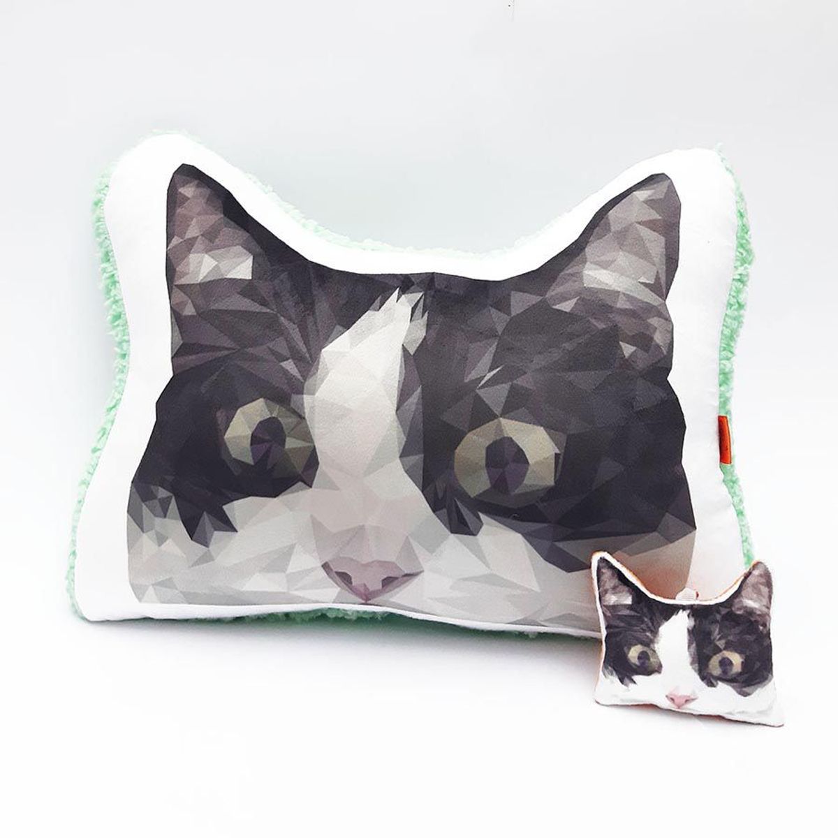 QALA DISEÑO - Pack Almohada y Llavero - Qala Diseño - Gato Tuxedo Low Poly