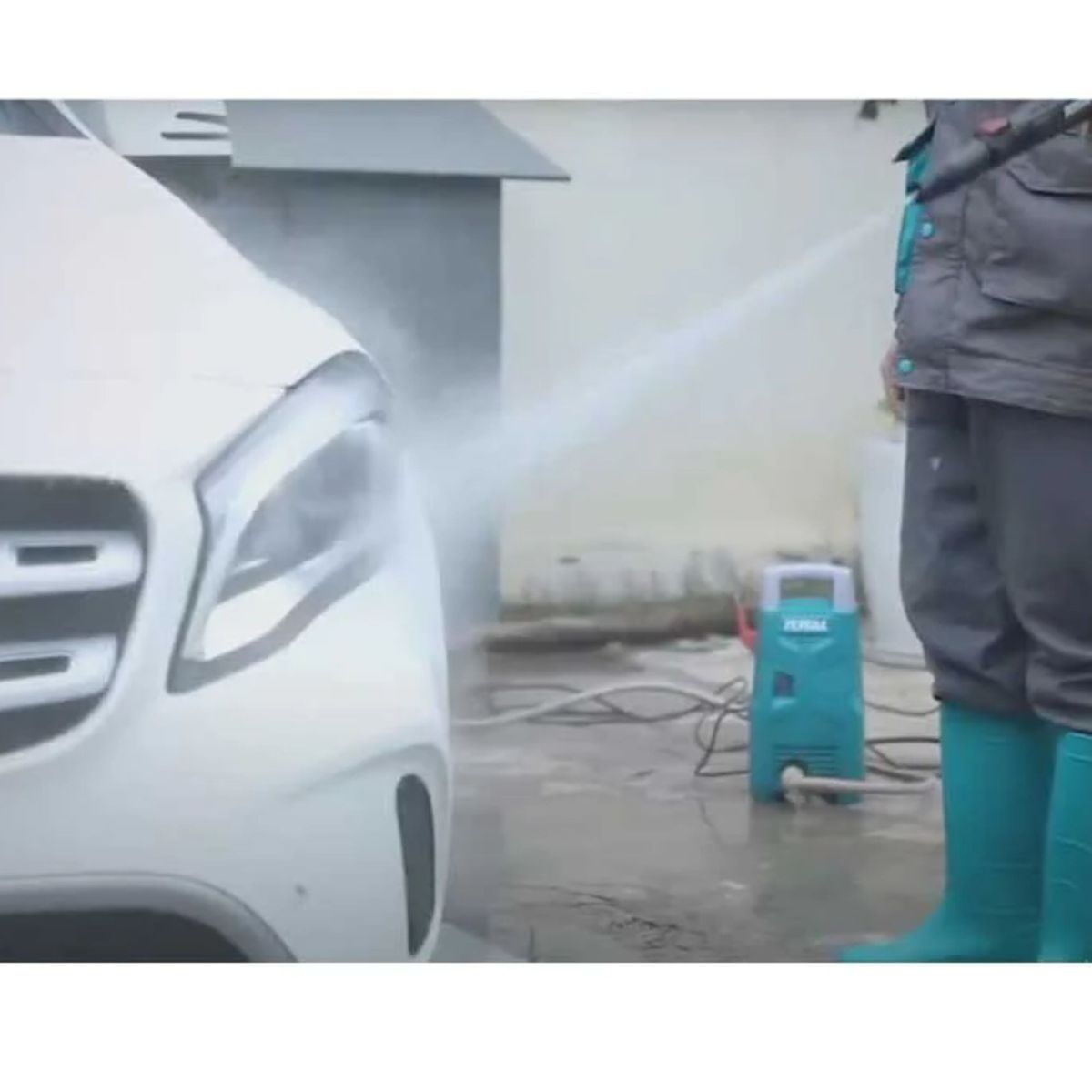 TOTAL TOOLS - Combo Hidrolavadora alta presión 1200W 1300 PSI,  aspirador  12V