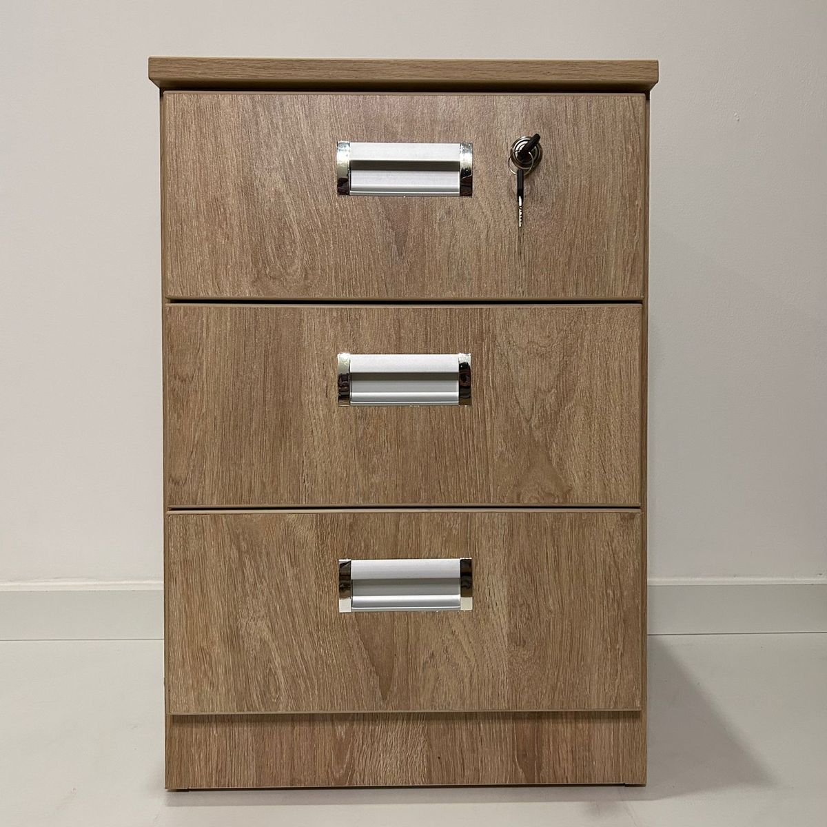 GENERICO - VELADOR DE 03 CAJONES COLOR NUEZ