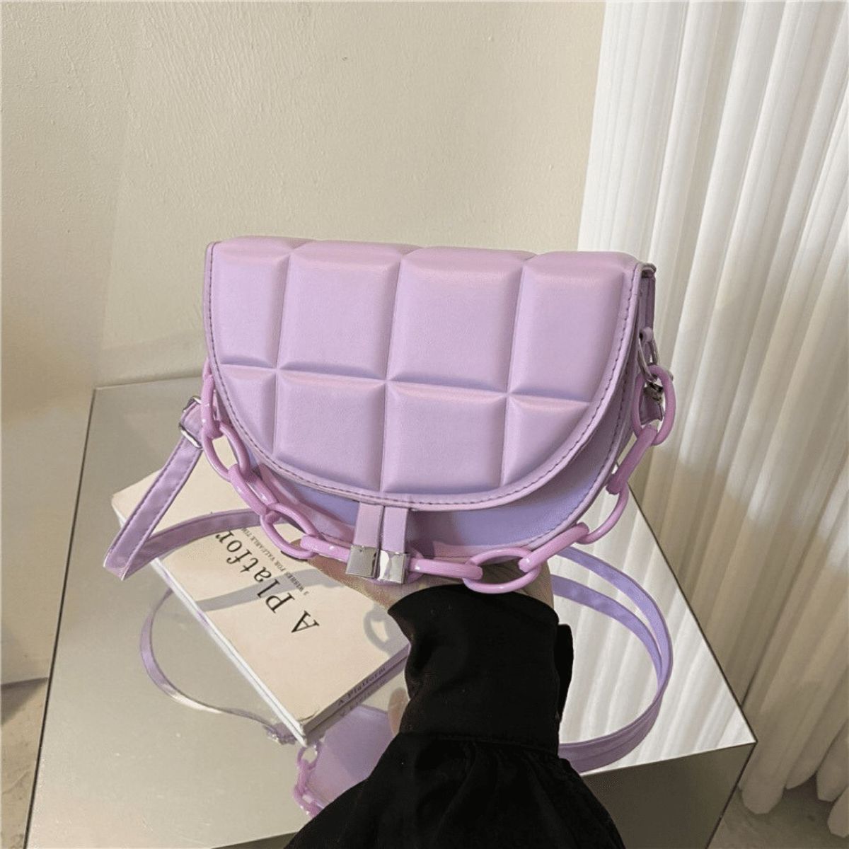 GENERICO - Cartera de Lujo Media Luna con Diseño de Cadena - Lila