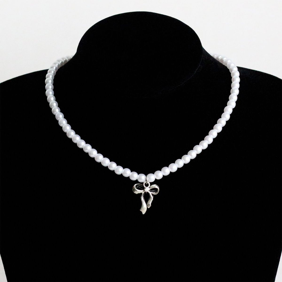 MANYA - Collar de Perlas Dije Lazo- Manya