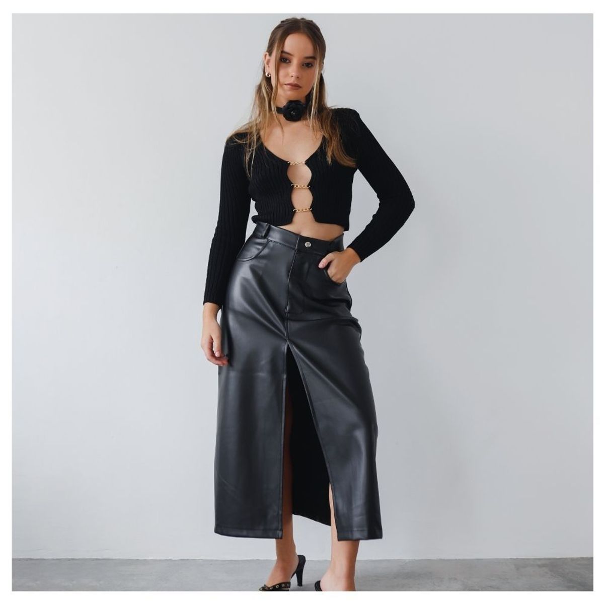 BETWEEN US - Chompa Mein  Between us