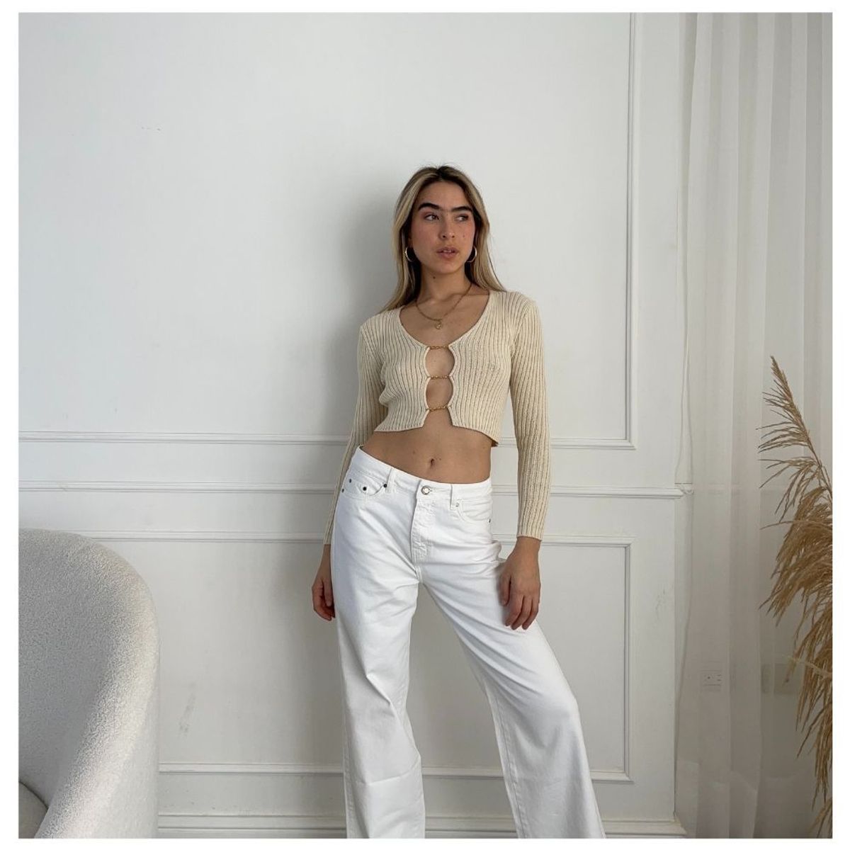 BETWEEN US - Chompa Mein  Between us