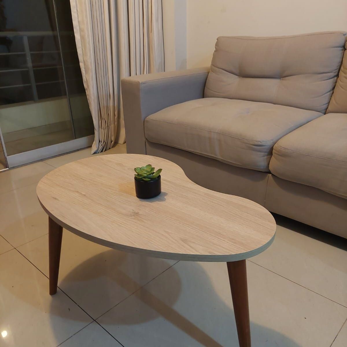 GENERICO - Mesa de centro estilo riñon con patas de madera color caramelo