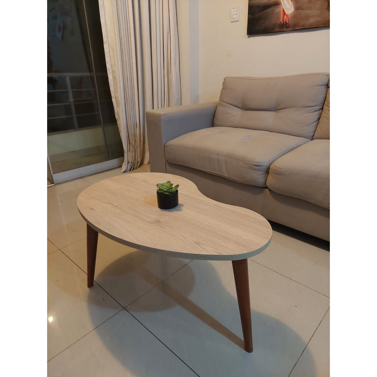 GENERICO - Mesa de centro estilo riñon con patas de madera color caramelo