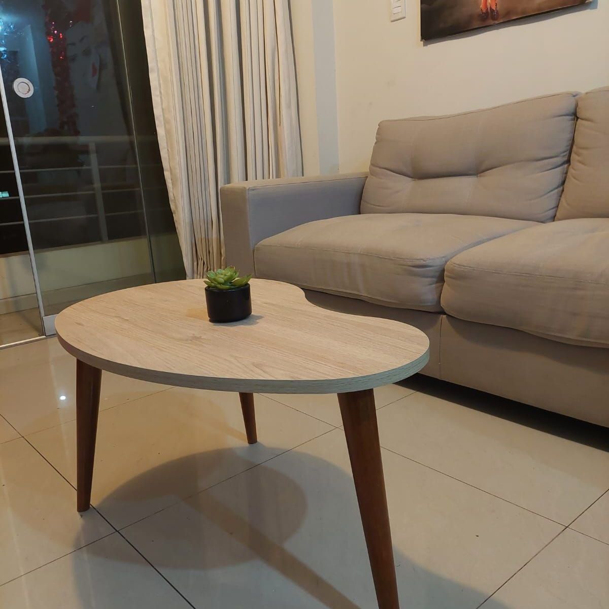GENERICO - Mesa de centro estilo riñon con patas de madera color caramelo