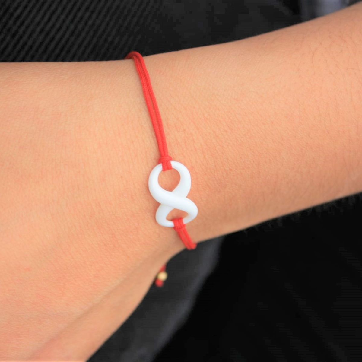 FERNANDA ROMERO JOYAS Y ACCESORIOS - Pulsera Amor Infinito PAZ -  con Hilo Rojo y Billas de Acero