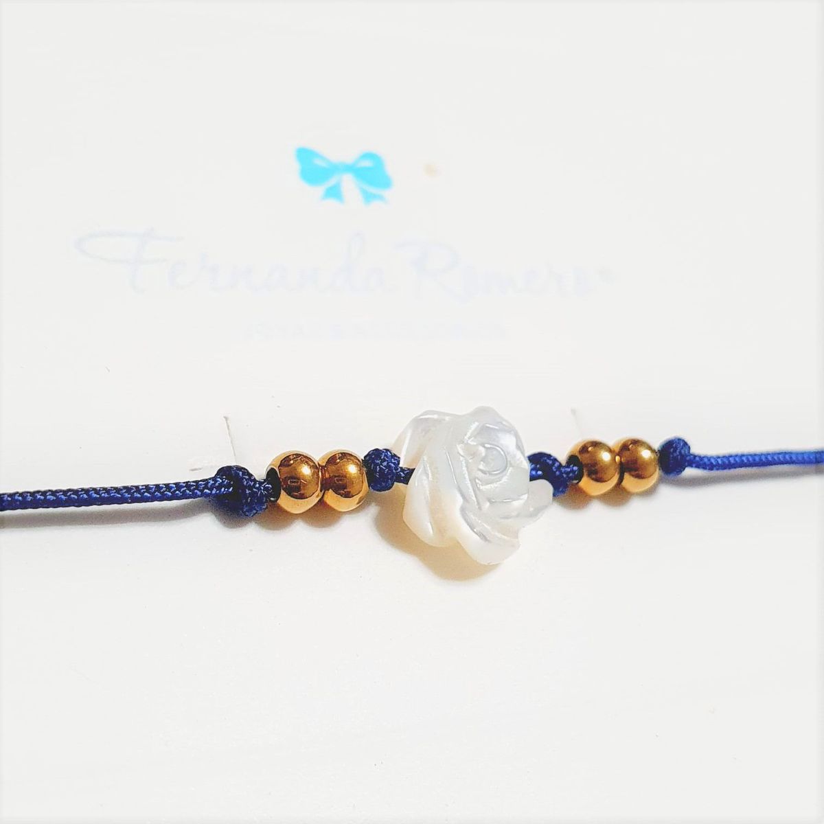 FERNANDA ROMERO JOYAS Y ACCESORIOS - Pulsera Rosa de Nácar Tejida con Hilo Azul Marino y Billas de Acero