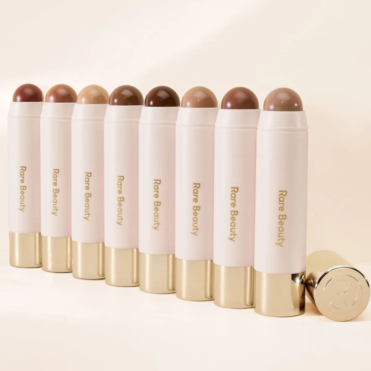 RARE BEAUTY - Contorno en Barra Bright Side 7gr Rare Beauty..