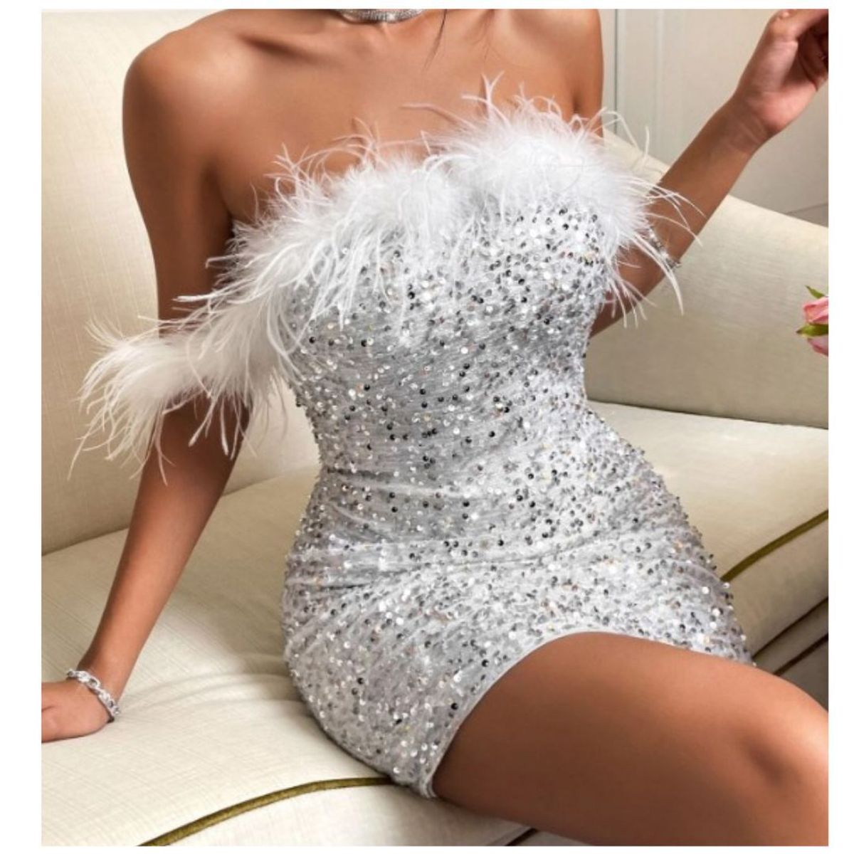 GENERICO - Vestido plateado fiesta de hombros descubiertos ribete lanudo