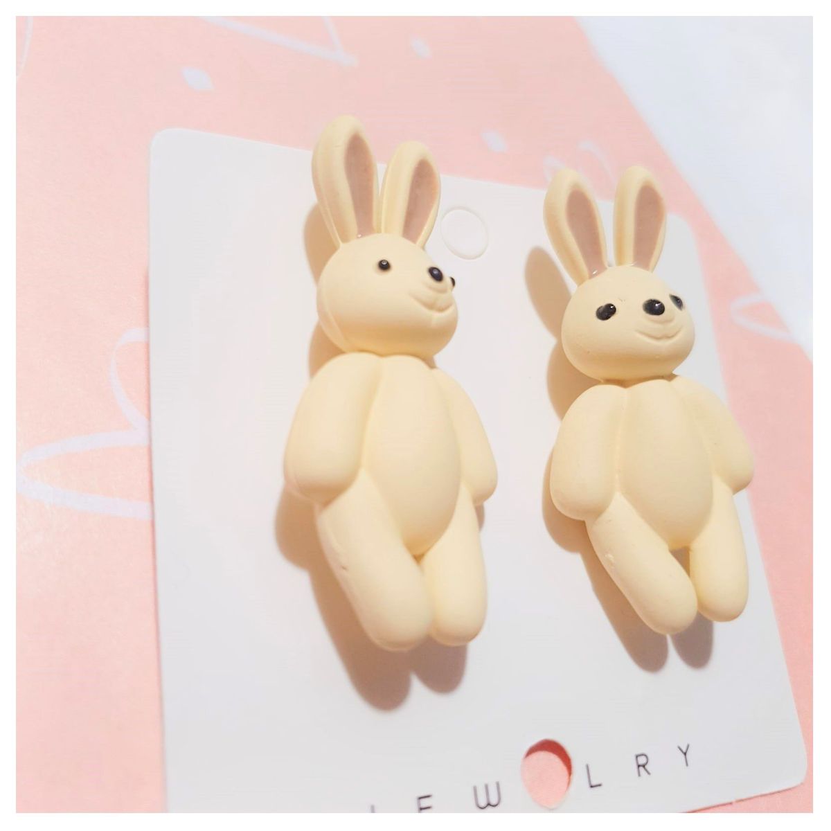 FERNANDA ROMERO JOYAS Y ACCESORIOS - Lindos Aretes Aesthetic Conejitos color Crema Pegados