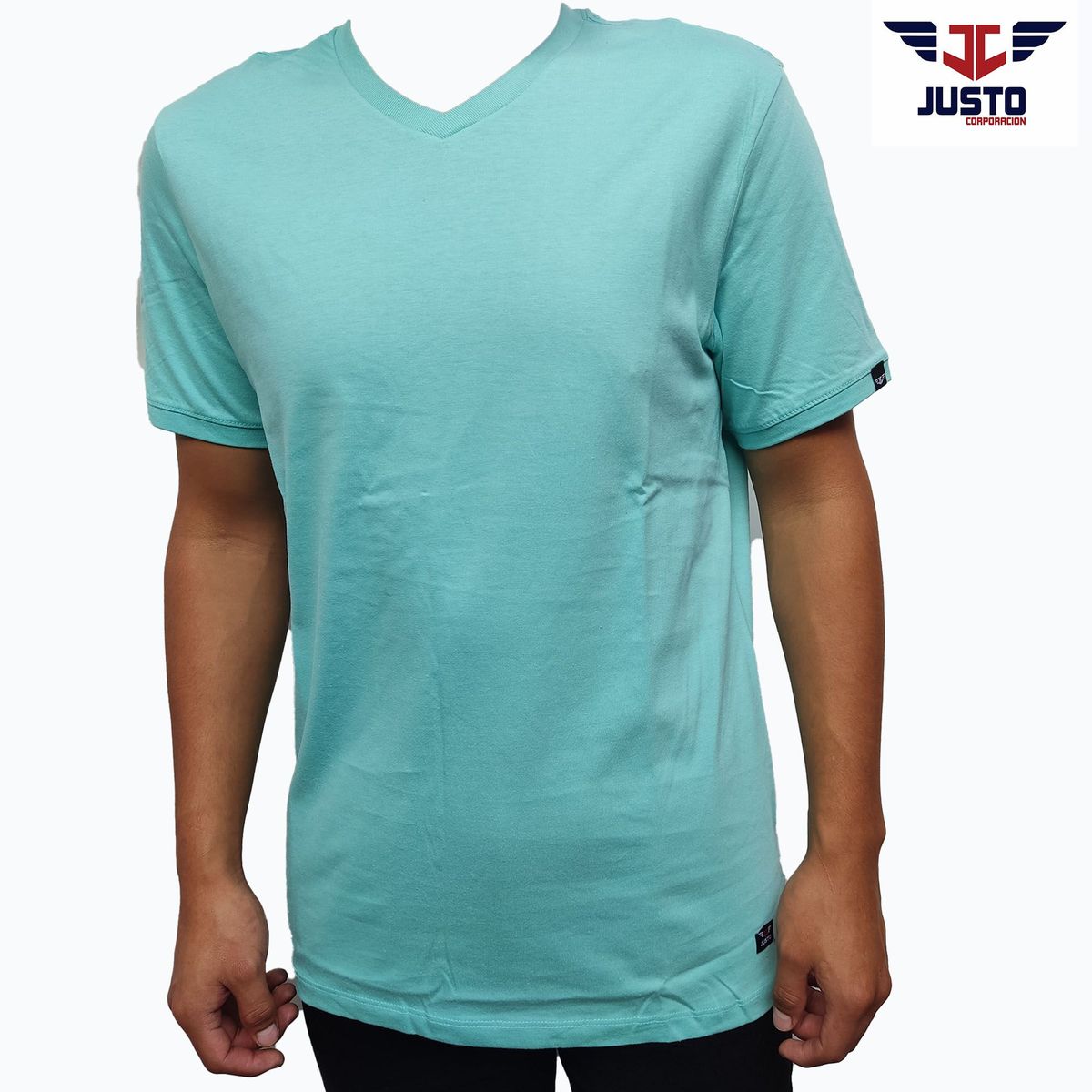 JUST - POLO CELESTE CUELLO V - ALGODON