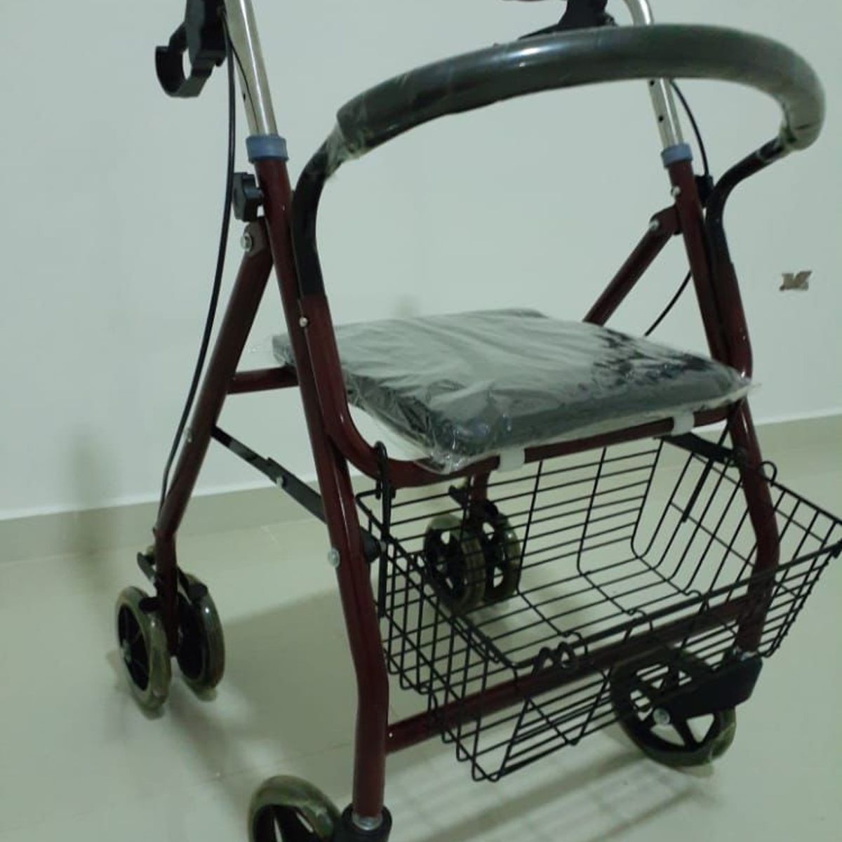 BLACKFIT - Andador de Aluminio Plegable con Cesta