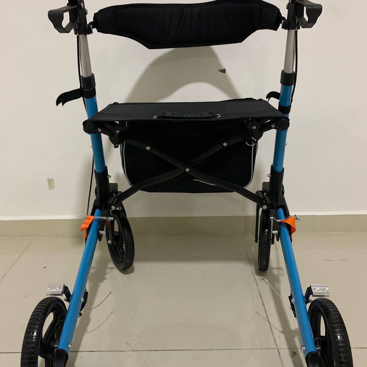 BLACKFIT - ANDADOR CON RUEDAS Y FRENO DE MANO PARA ADULTO