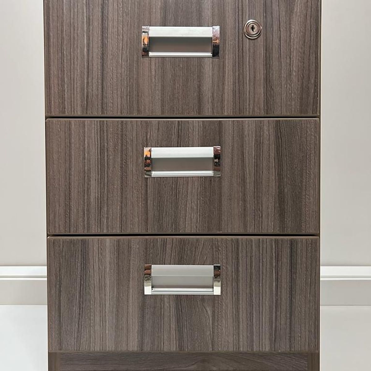 GENERICO - VELADOR DE 03 CAJONES COLOR HUMO