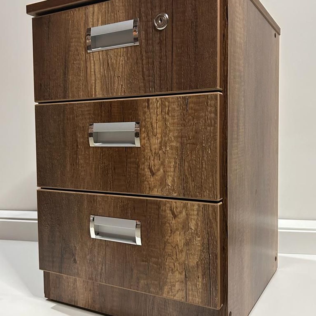 GENERICO - VELADOR DE 03 CAJONES COLOR CARAMELO