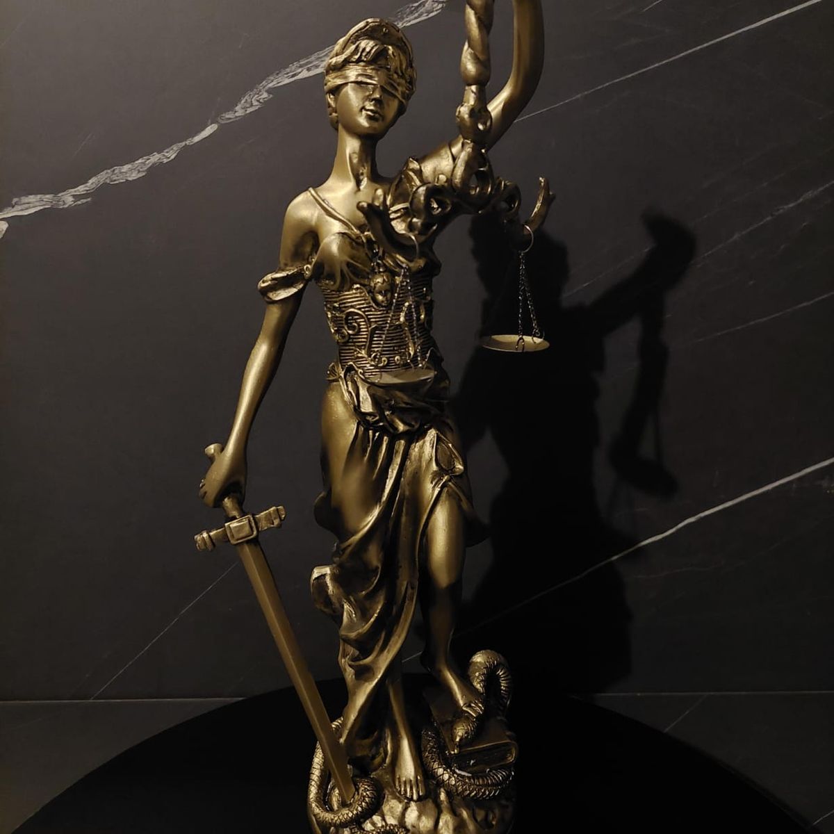 GENERICO - Escultura de Dama de la Justicia Poliresina