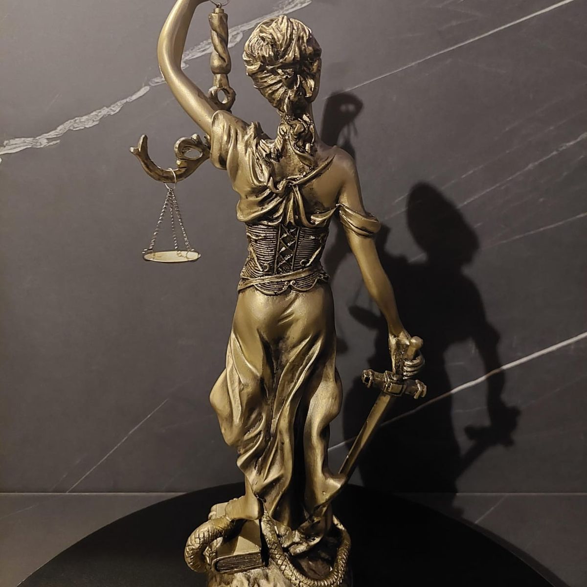 GENERICO - Escultura de Dama de la Justicia Poliresina