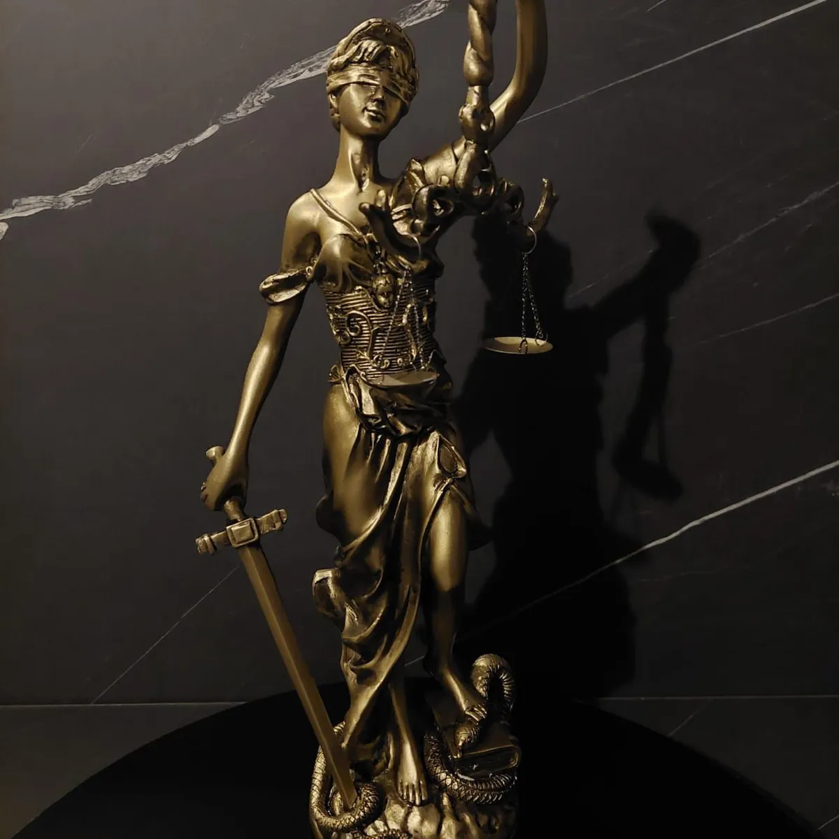 GENERICO - Escultura de Dama de la Justicia Poliresina