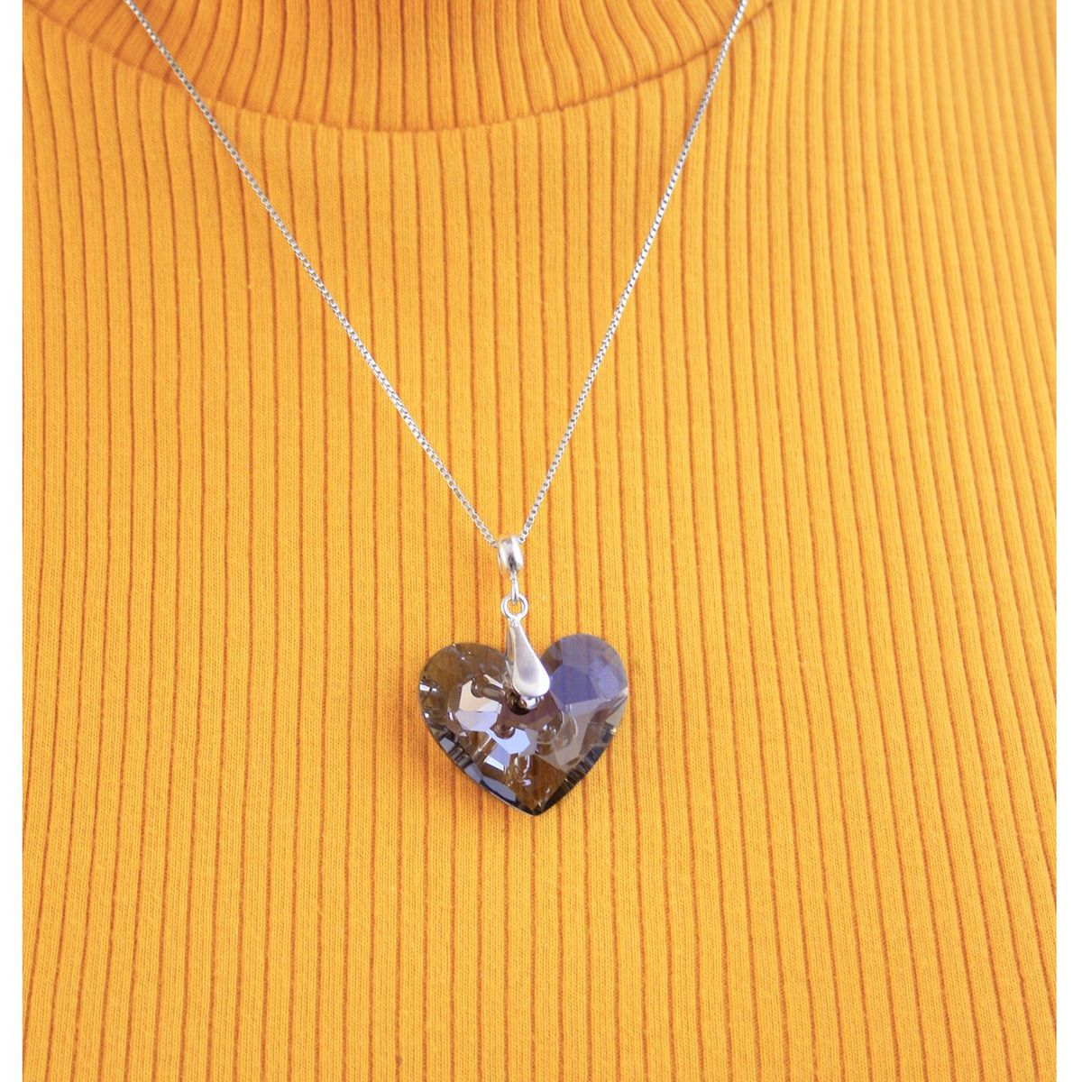 FERNANDA ROMERO JOYAS Y ACCESORIOS - Juego Collar  Aretes Corazones de Cristal Satin de Plata