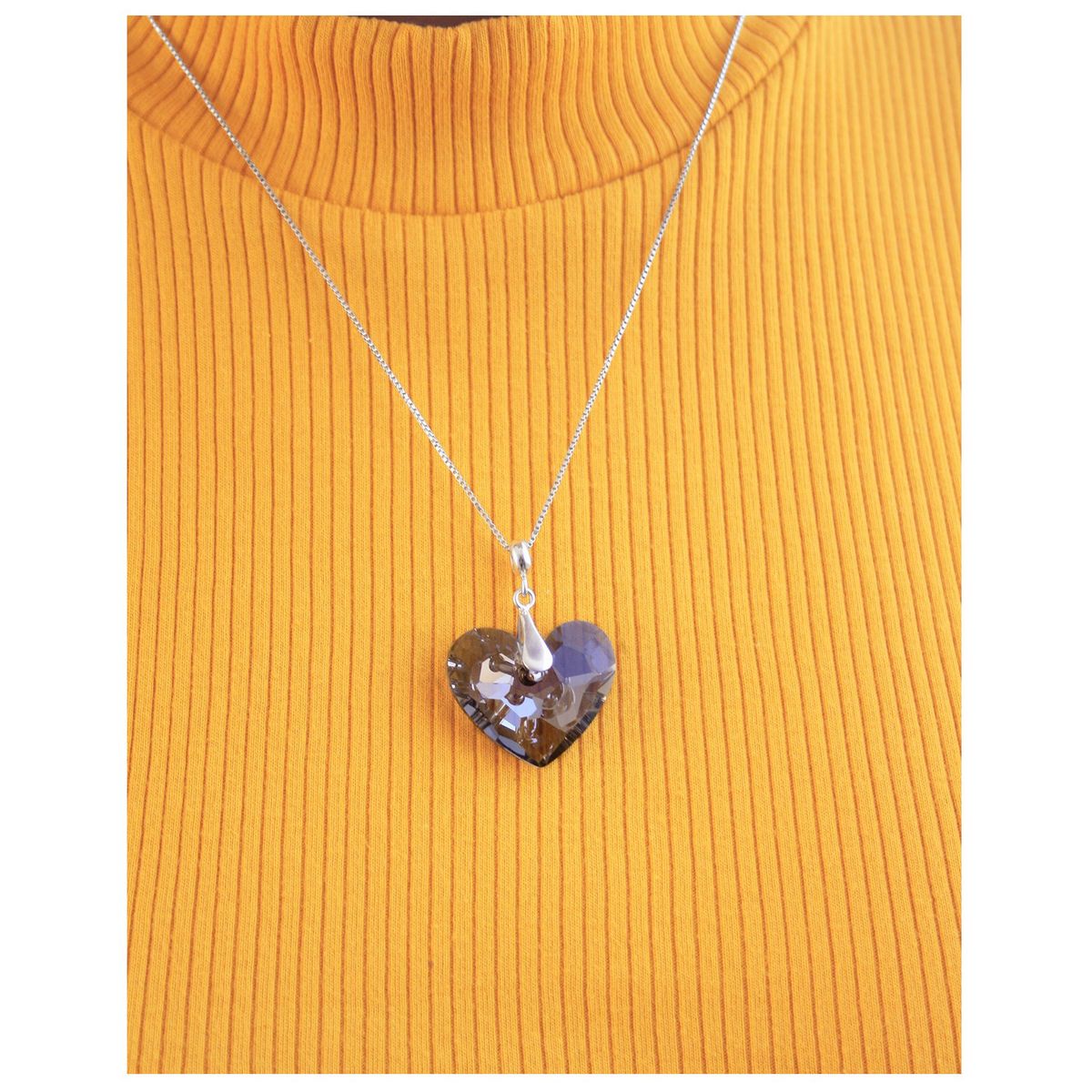 FERNANDA ROMERO JOYAS Y ACCESORIOS - Juego Collar  Aretes Corazones de Cristal Satin de Plata