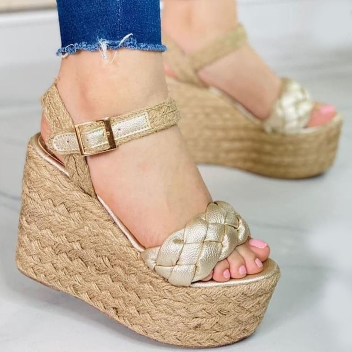 GENERICO - 2086L-55 Sandalia Mujer Lucienne Rodríguez Dorado.-