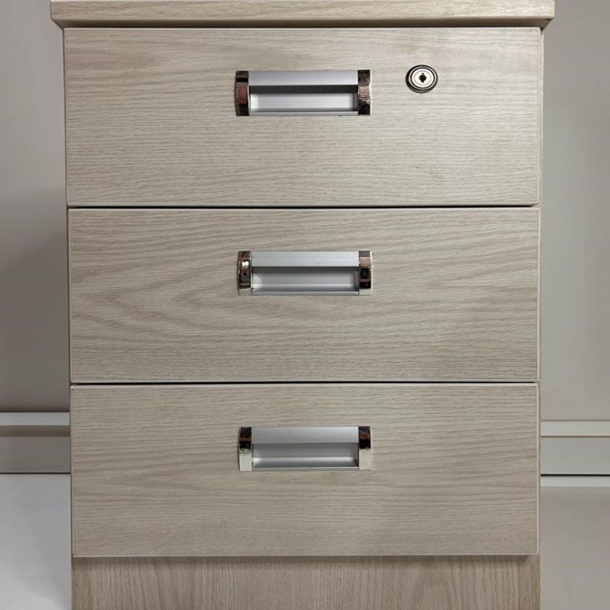 GENERICO - VELADOR DE 03 CAJONES COLOR NEBLINA