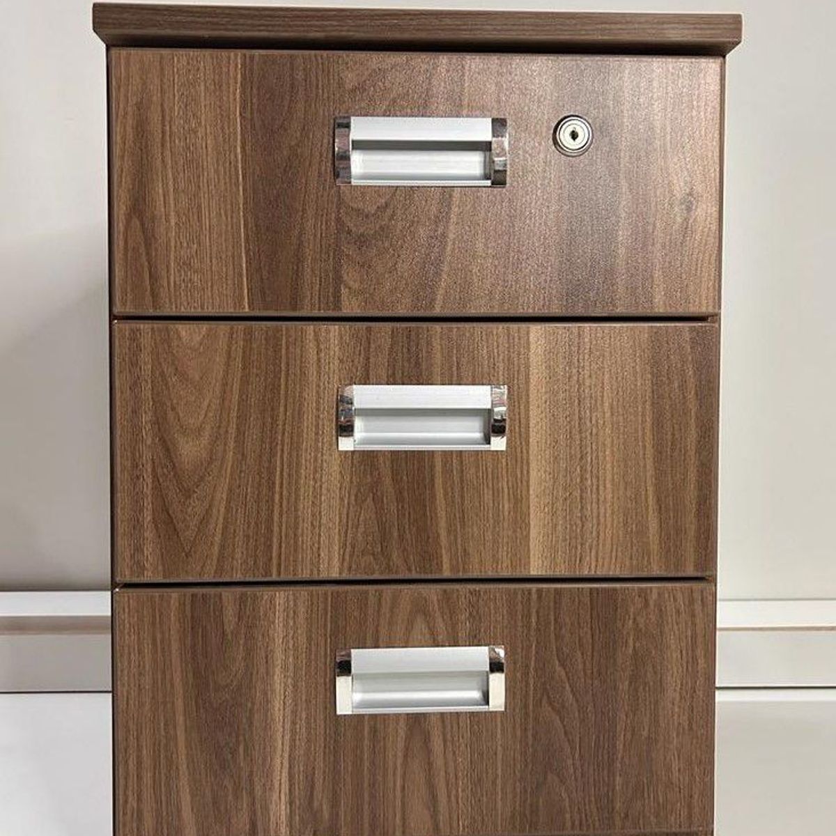 GENERICO - VELADOR DE 03 CAJONES COLOR ROBLE