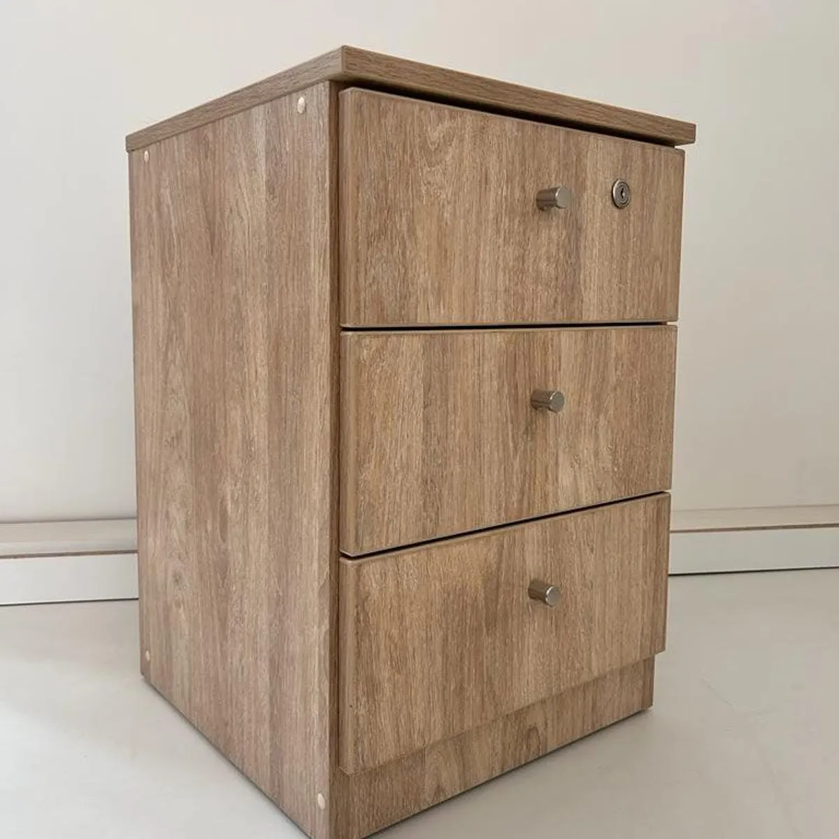 GENERICO - VELADOR DE 03 CAJONES COLOR NUEZ