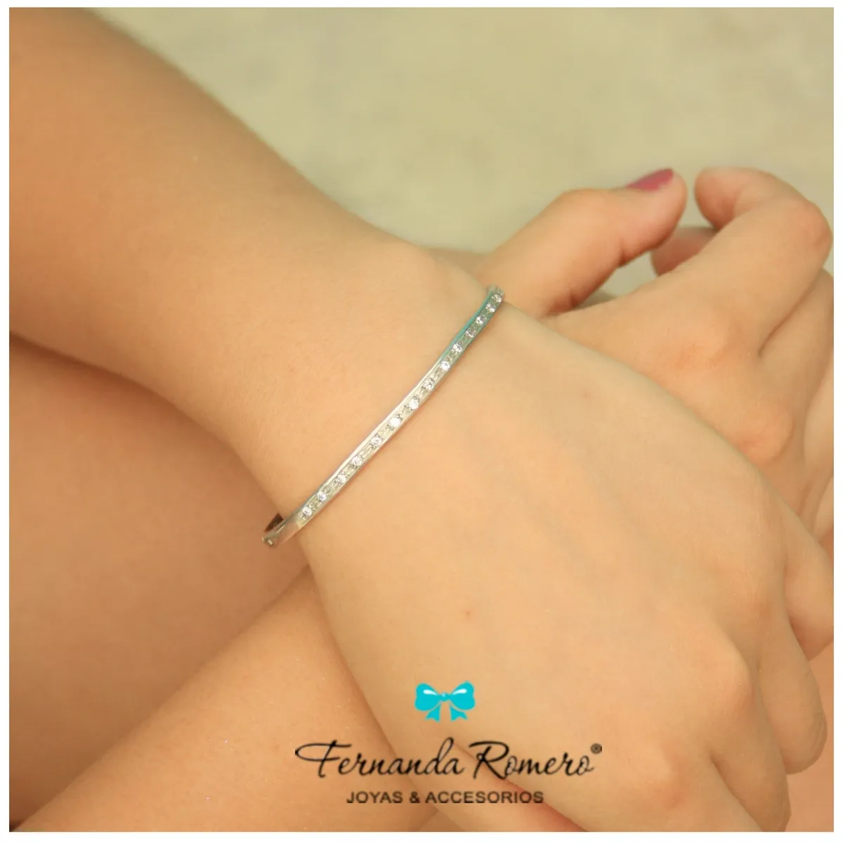 FERNANDA ROMERO JOYAS Y ACCESORIOS - Pulsera Bangle de Plata 950 y Cristales Blanco engastados