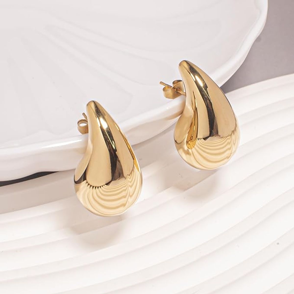 GENERICO - Aretes gota con tuercas dorado talla S