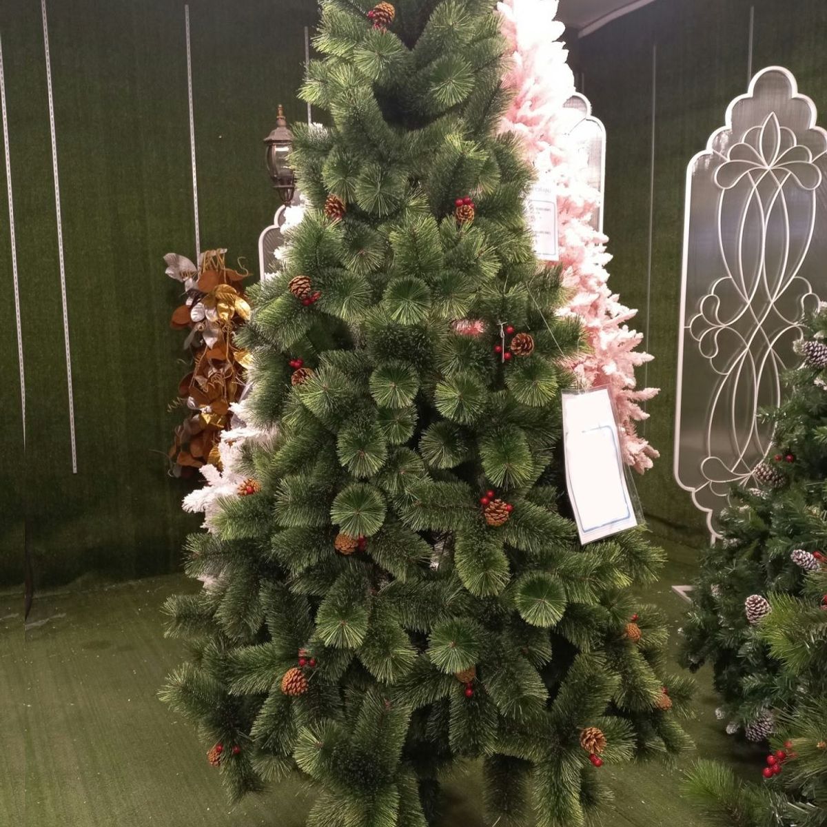 GENERICO - Árbol de navidad 2.1 m. jaspeado con piñas y cerezas