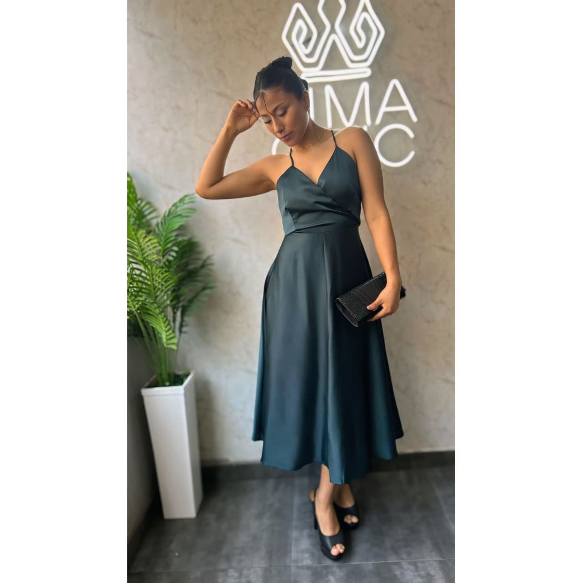 GENERICO - Vestido Midi Ludivina - De tirantes Cruzados en la espalda