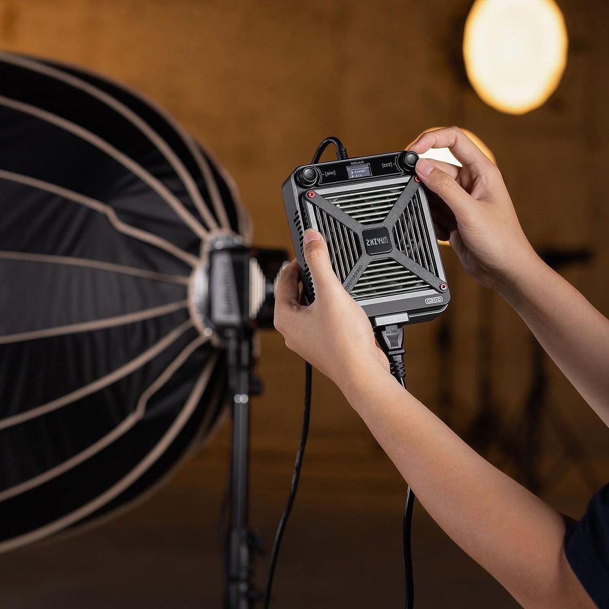 ZHIYUN - Zhiyun Molus G200 Combo Luz de video COB de 200 W con Montaje Bowens