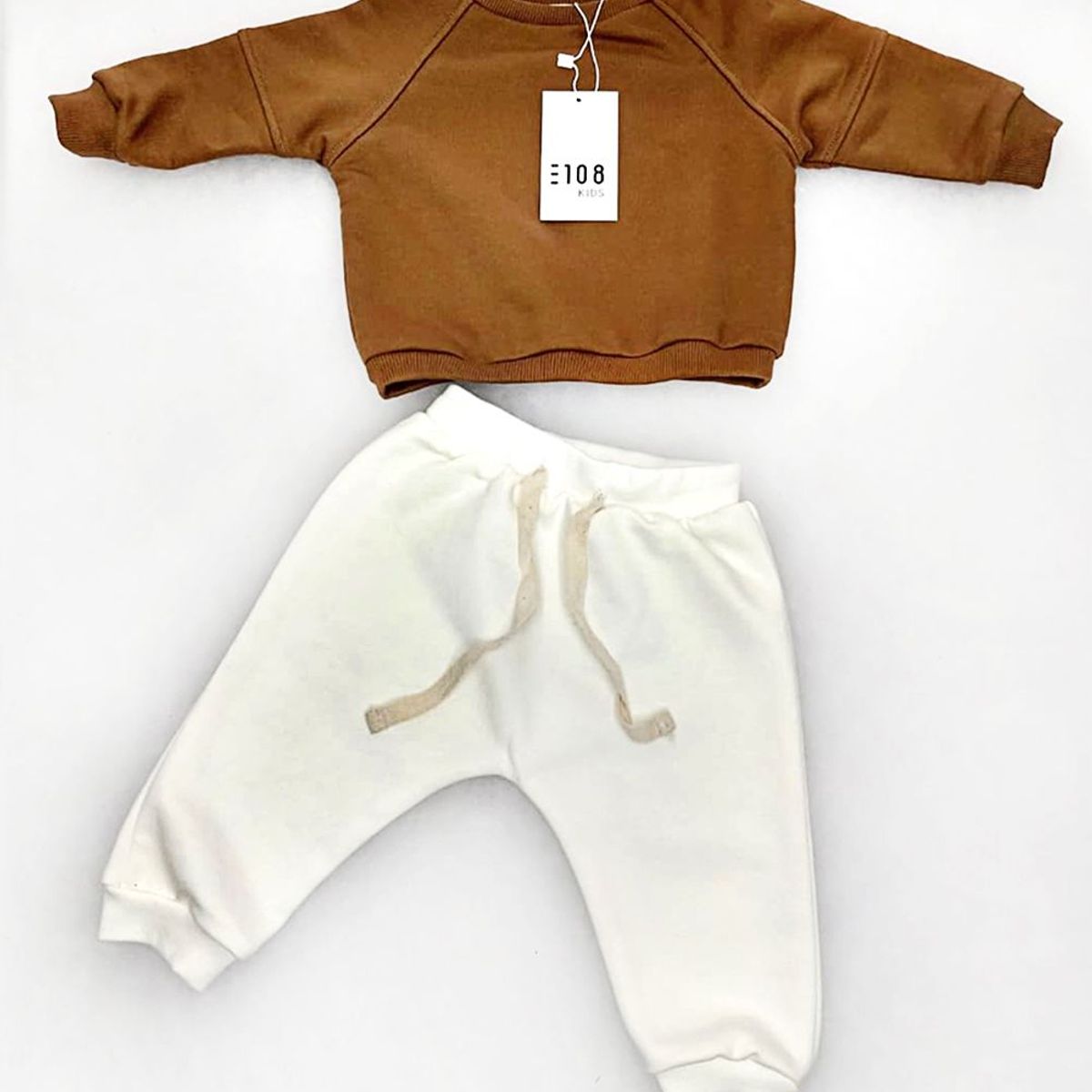 GENERICO - Pantalón Unisex  Chriss Color Camello Estacion 108