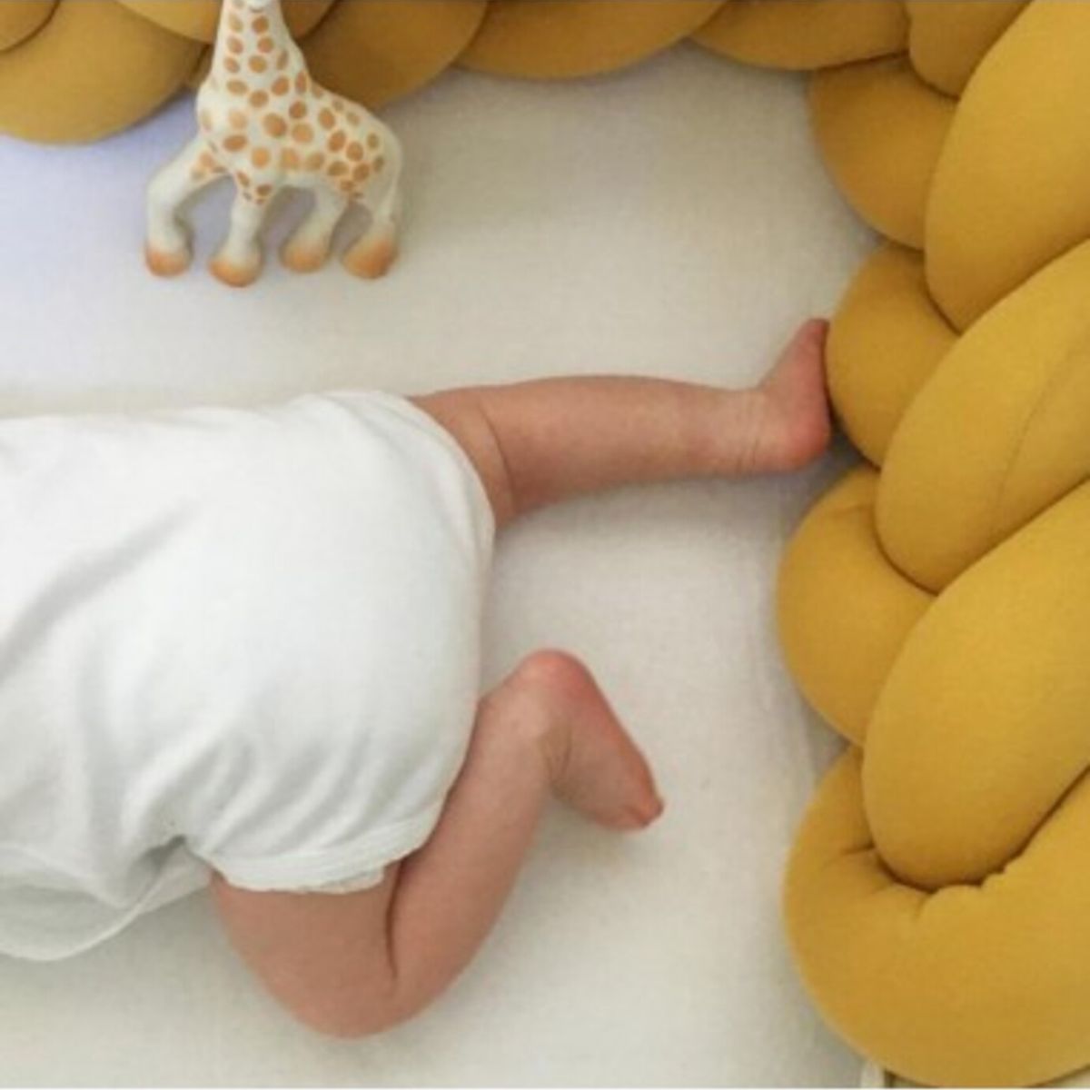 GENERICO - Trenza protector de cuna de 3 metros en color Mostaza