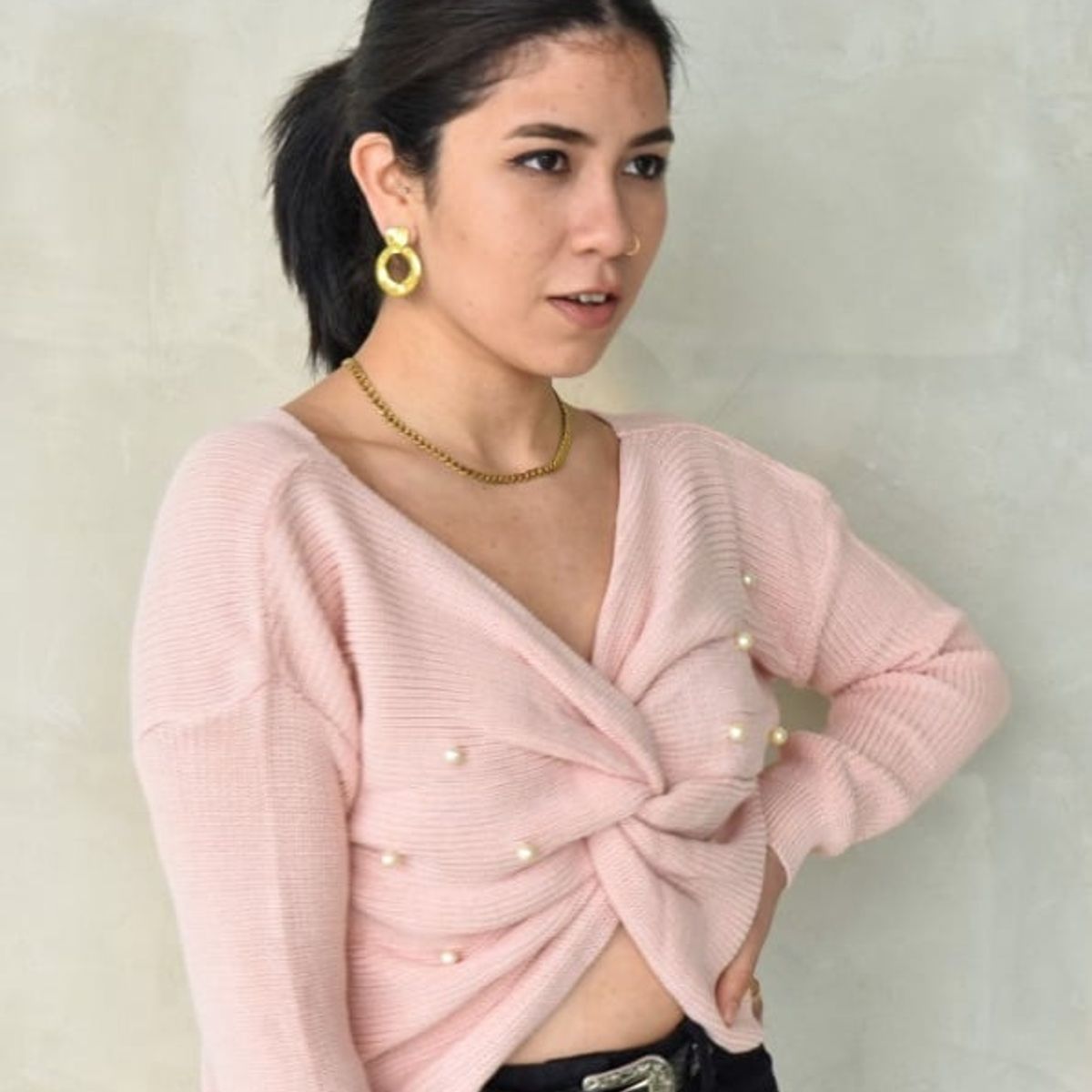 AMA OUTFITTERS - CHOMPA KARLA CRUZADA CON PERLAS