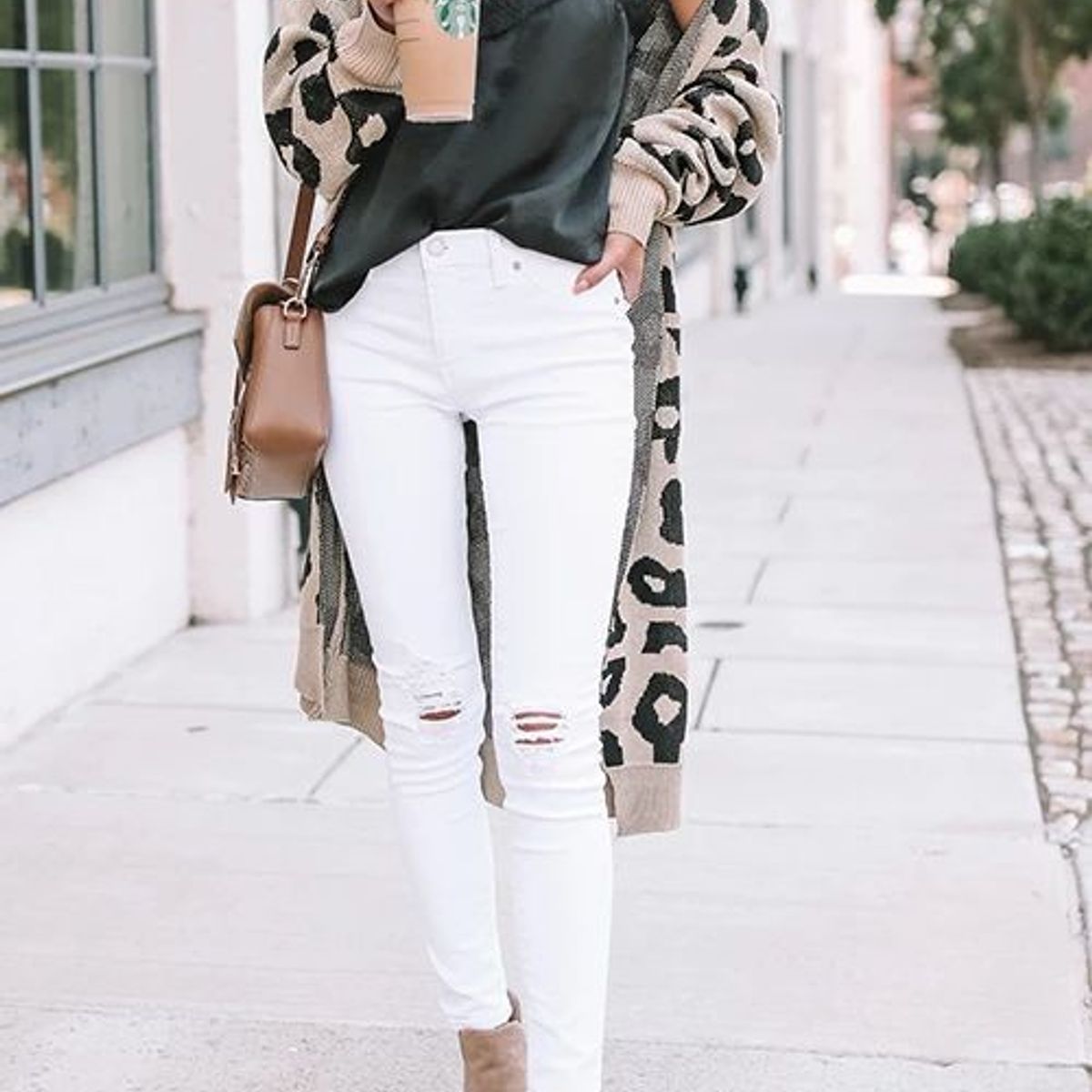 AMA OUTFITTERS - PANTALON JEAN FLOWERS BORDADO