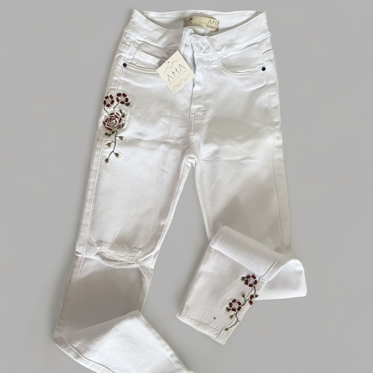 AMA OUTFITTERS - PANTALON JEAN FLOWERS BORDADO