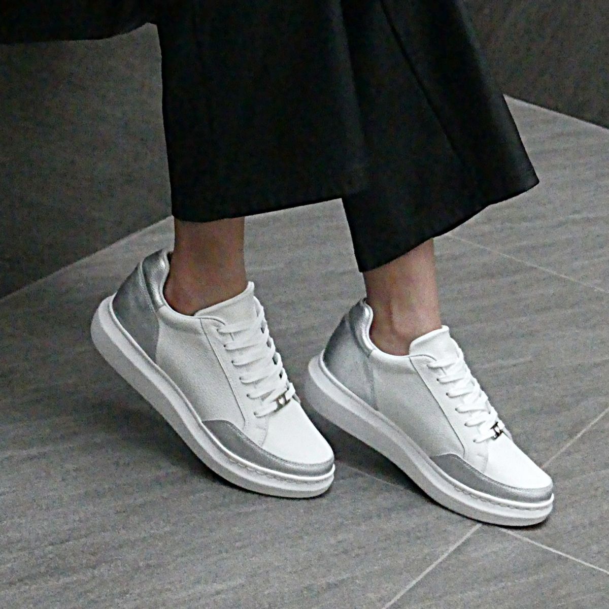 SAPATU - Zapatillas Blancas Cuero Mujer con Plateado