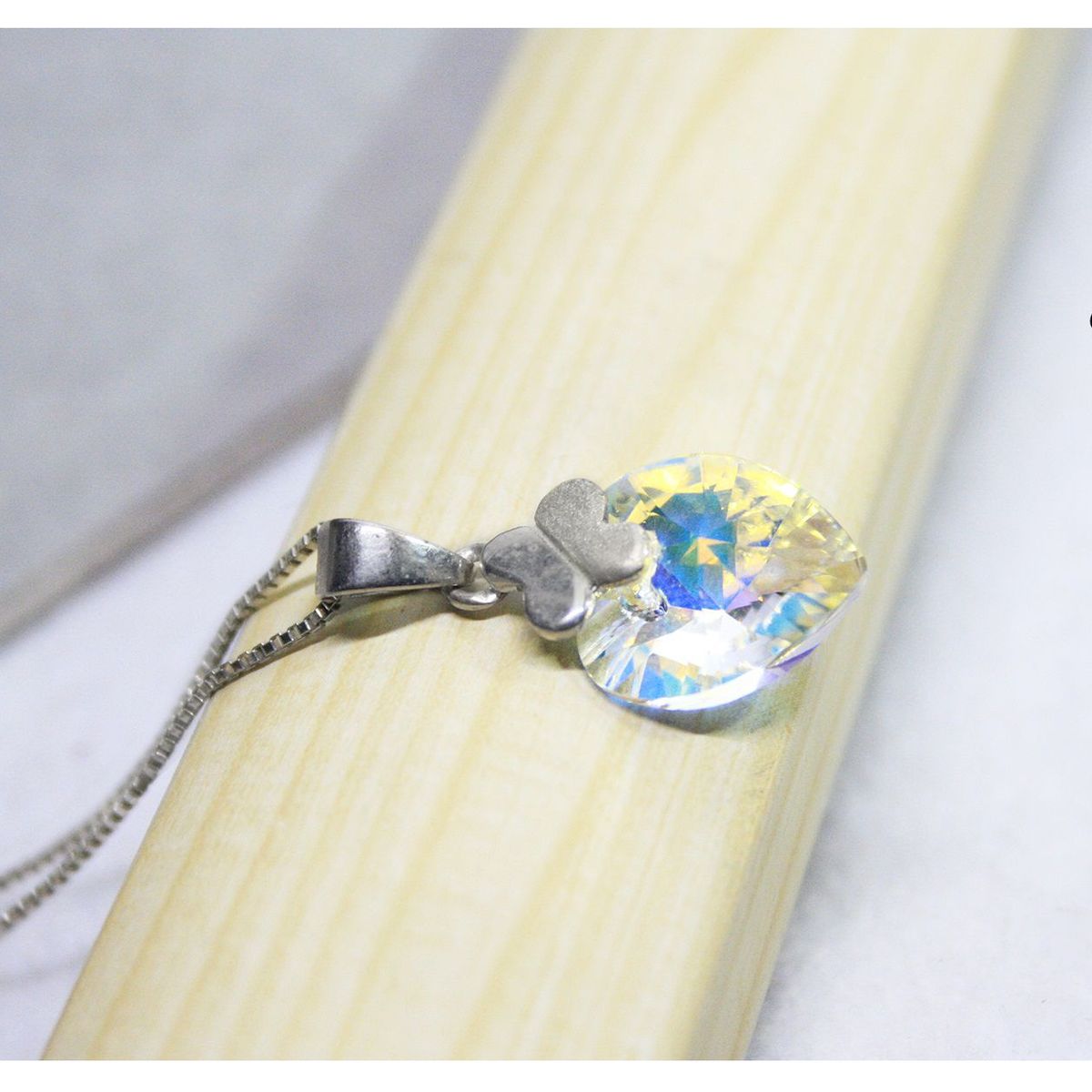 FERNANDA ROMERO JOYAS Y ACCESORIOS - Hermoso collar Mariposa y Corazón Aurora Boreal de Cristal y Plata