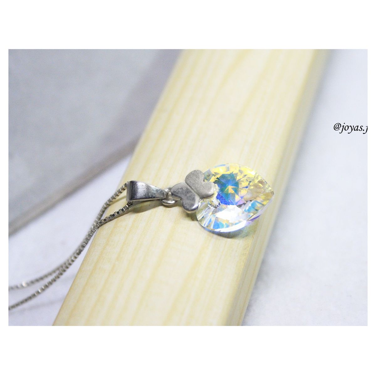 FERNANDA ROMERO JOYAS Y ACCESORIOS - Hermoso collar Mariposa y Corazón Aurora Boreal de Cristal y Plata