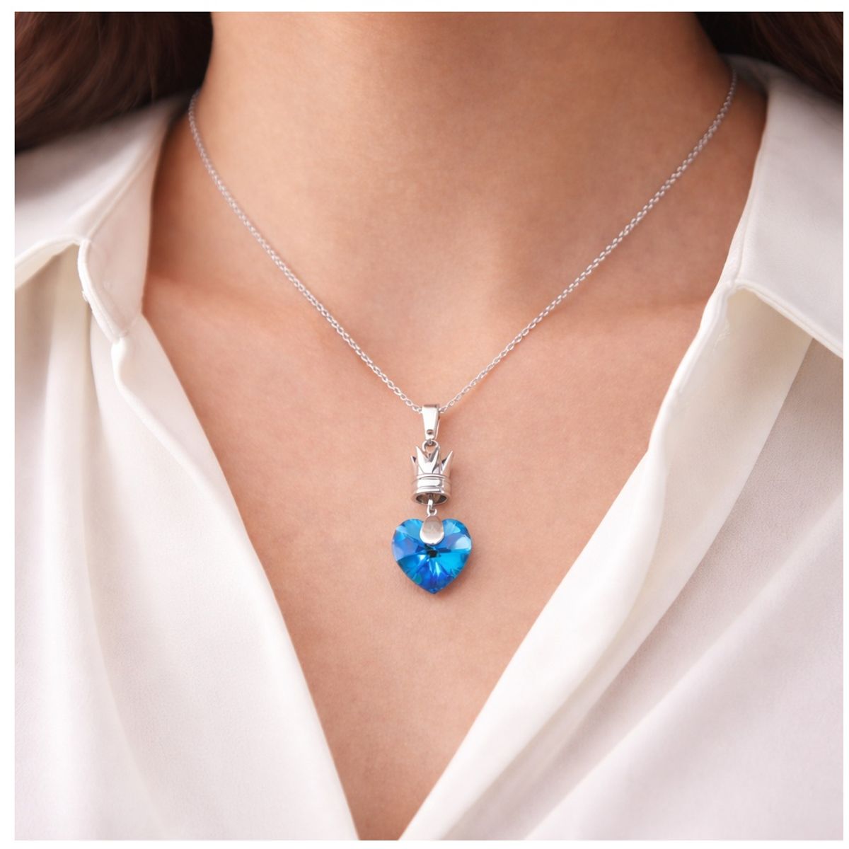 FERNANDA ROMERO JOYAS Y ACCESORIOS - Collar - Amor Verdadero - Corazón color Aguamarina Brillante de Cristal y Plata