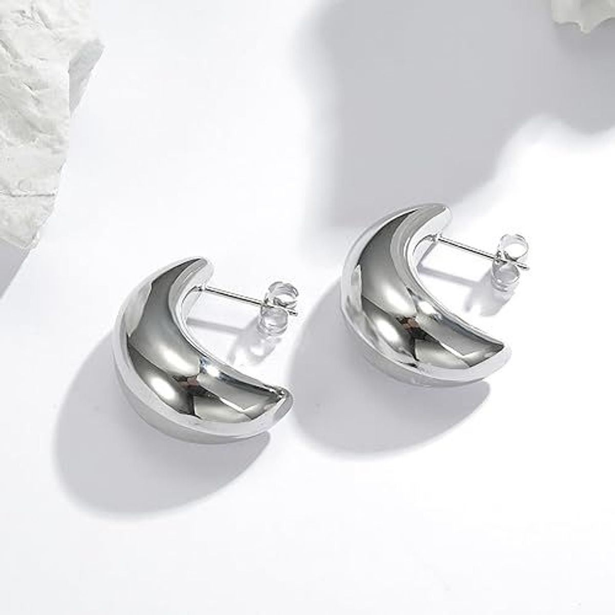 GENERICO - Aretes luna plateados con tuercas