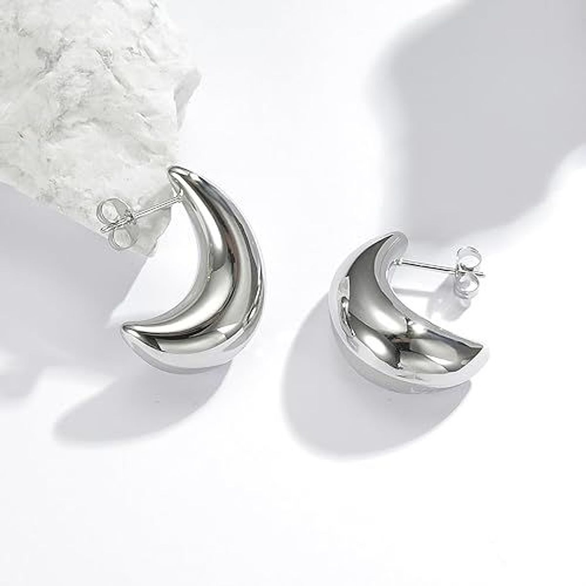 GENERICO - Aretes luna plateados con tuercas