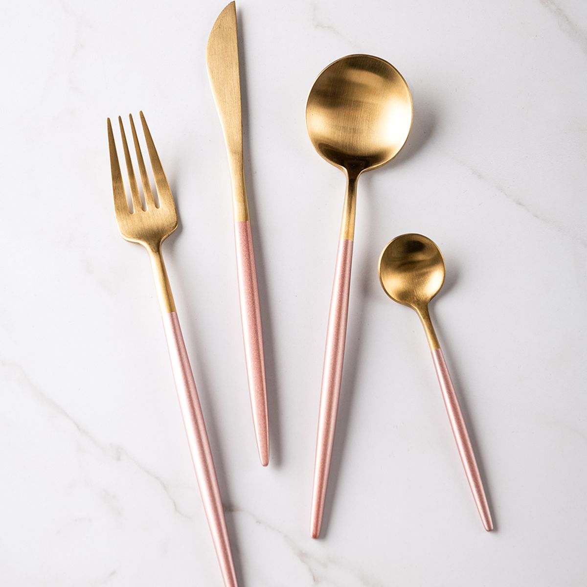 GENERICO - Set de Cubiertos Rosado y Dorado x 4 Un