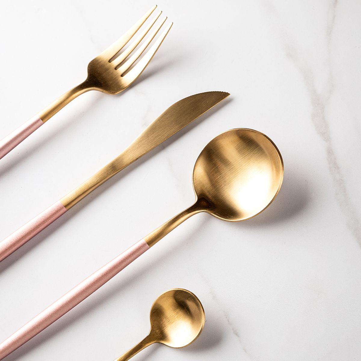 GENERICO - Set de Cubiertos Rosado y Dorado x 4 Un