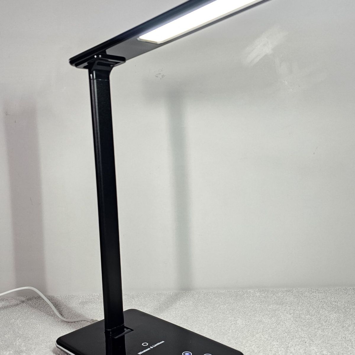 GENERICO - Lámpara de Mesa LED Negra con Carga inalambrica
