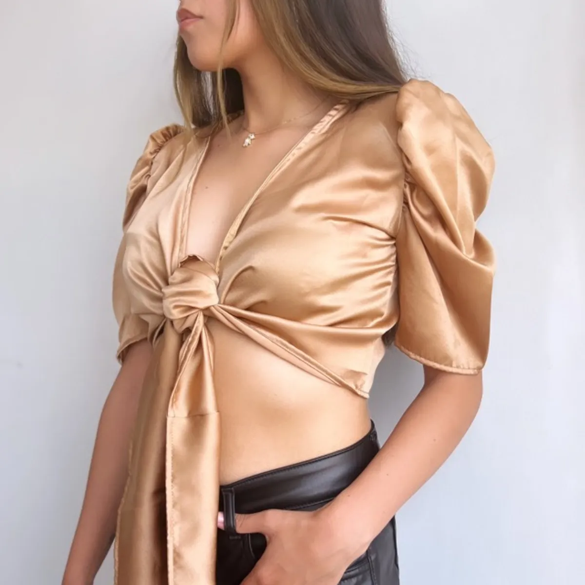 AMA OUTFITTERS - BLUSA ENVOLVENTE NEREA